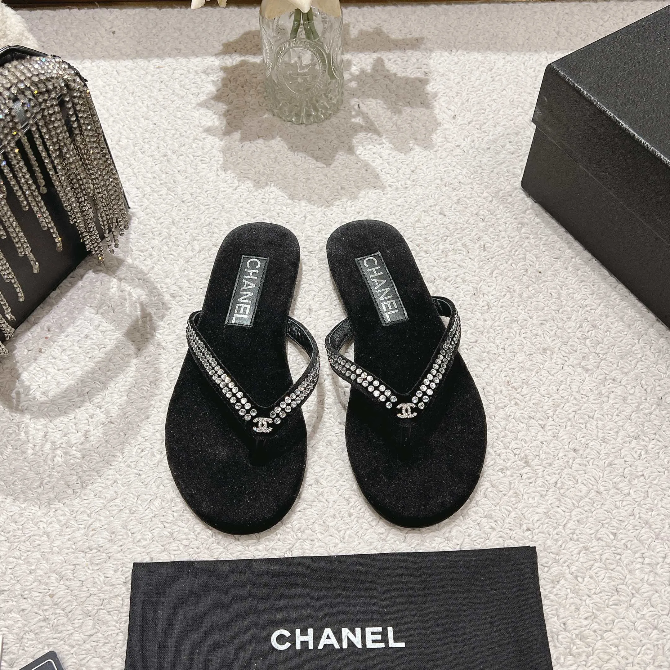 👟👟Ex-factory price 480👟👟 Xiaoxiang chanel 2025 new flip-flops! This series is really amazing. How can it be so beautiful! Summer is really an invincible combination that can be salty or sweet ~ The upper is made of original velvet and the lining is lambskin genuine leather outsole Size: 35-40 (40 customized)